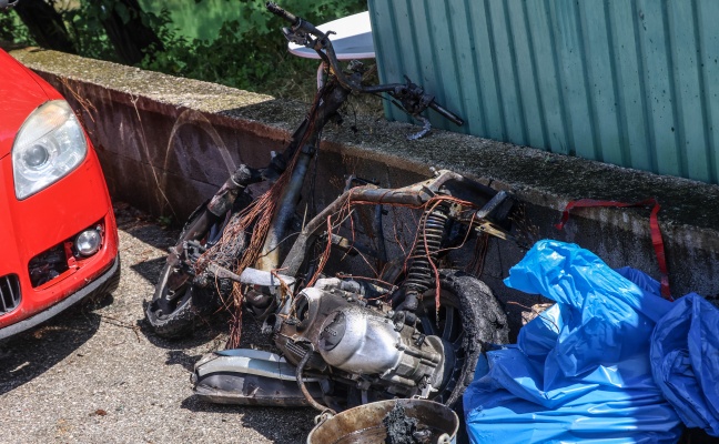 Brandeinsatz in Stadl-Paura: Motorrad stand m�glicherweise nach Unfall in Vollbrand