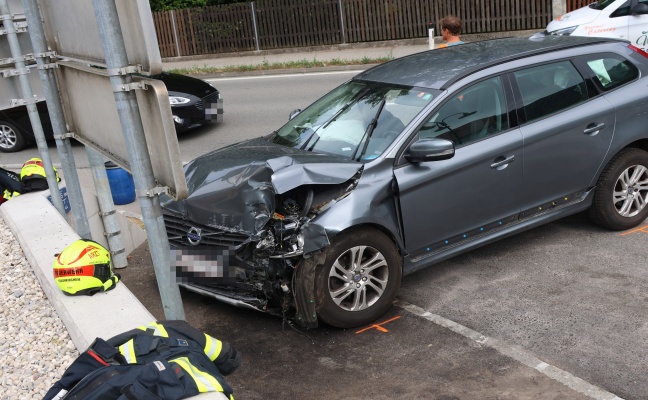 Personenrettung nach Unfall: Auto auf Salzkammergutstra�e in Traunkirchen gegen Mauer gekracht
