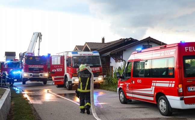 Gro�einsatz: Zehn Feuerwehren bei Brand im Dachbereich eines Hauses in St. Willibald im Einsatz