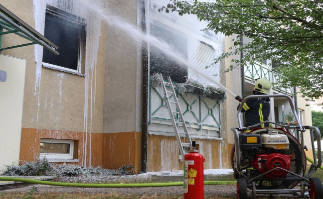 Wohnung in Vollbrand: Drei Feuerwehren bei Brand in Mehrparteienwohnhaus in Wels-Neustadt im Einsatz