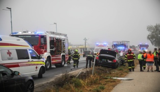Bef�rchteter PKW-Brand nach Crash gegen Betonleitschiene und Verkehrszeichen in Marchtrenk