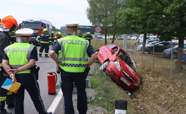 Auto im Stra�engraben: Einsatzkr�fte zu Personenrettung auf Wallerner Stra�e bei Fraham alarmiert