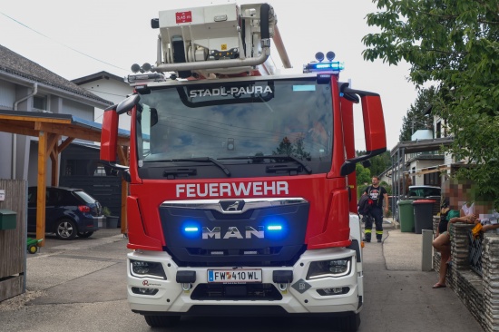 Feuerwehr mit Teleskopmastb�hne bei Personenrettung in Stadl-Paura im Einsatz