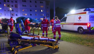 Feuerwehr, Rettung und Polizei bei angebranntem Kochgut in einer Wohnung in Wels-Pernau im Einsatz