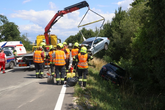 Crash zwischen zwei Autos und einem LKW bei St. Florian endet mit drei Leichtverletzten