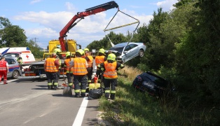 Crash zwischen zwei Autos und einem LKW bei St. Florian endet mit drei Leichtverletzten
