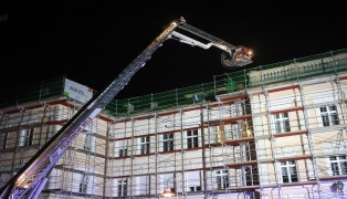 Kompressor am Dach: Vermeintlicher Gasaustritt auf Baustelle in Wels-Pernau sorgte f�r Einsatz