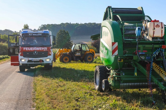 Zwei Feuerwehren bei beginnendem Brand einer Rundballenpresse in Wallern an der Trattnach im Einsatz