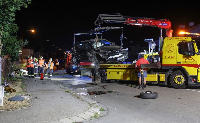 Stra�enlaterne umgest�rzt: Auto bei Verkehrsunfall in Wels-Lichtenegg gegen Gartenzaun gekracht
