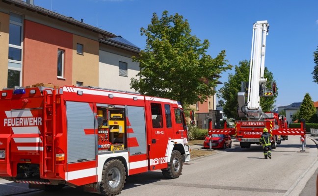 Brandverdacht nach �berhitzung einer Solaranlage am Dach eines Mehrparteienwohnhauses in Wolfern