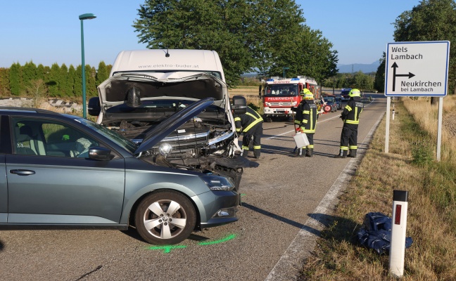 Schwerer Kreuzungscrash zwischen PKW und Kleintransporter in Neukirchen bei Lambach