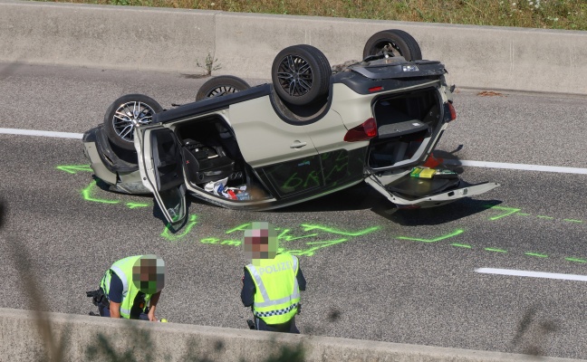 Zwei Verletzte bei Unfall mit Auto�berschlag auf Innkreisautobahn bei Steinerkirchen an der Traun