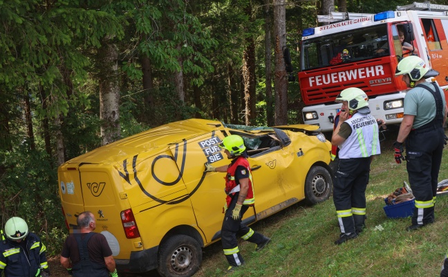 Postzustellfahrzeug in Steinbach am Ziehberg �ber steile Wiese gerollt und in Waldst�ck gest�rzt
