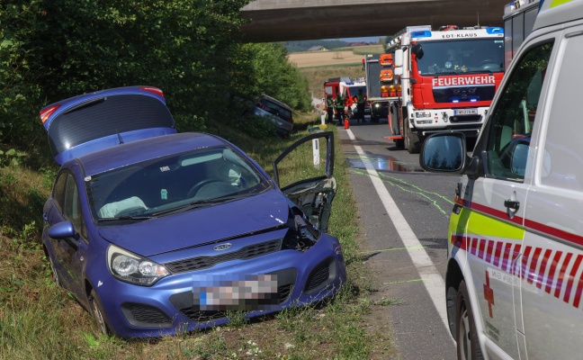 Personenrettung nach schwerem Crash auf Wiener Stra�e in Edt bei Lambach