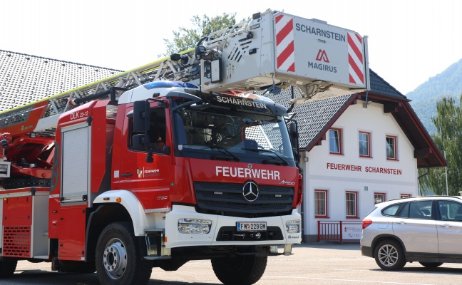 Verpuffung: Drei Feuerwehren zu vermeintlicher Explosion in einem Wohnhaus in Scharnstein alarmiert