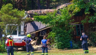 Gro�einsatz der Feuerwehren bei Brand einer H�tte bei einem kleinen Waldst�ck in Ottnang am Hausruck