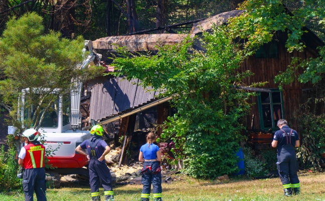 Gro�einsatz der Feuerwehren bei Brand einer H�tte bei einem kleinen Waldst�ck in Ottnang am Hausruck