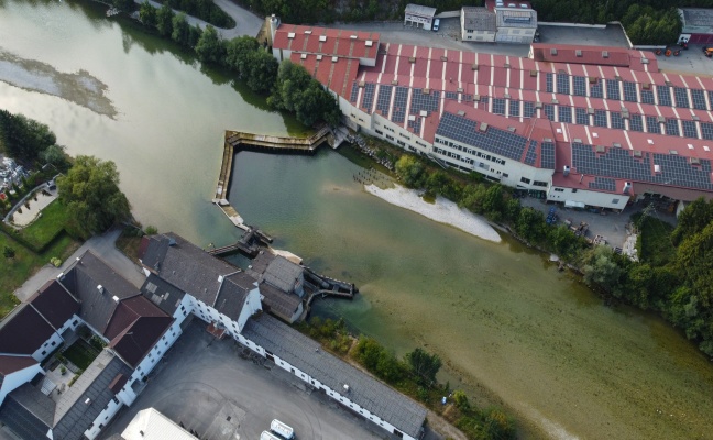 Einsatzkr�fte zu Personenrettung auf eine Wehranlage in der Steyr bei Aschach an der Steyr alarmiert