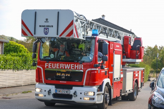Abgest�rzte Drohne mittels Drehleiter der Feuerwehr von Hausdach in Wels-Lichtenegg geborgen