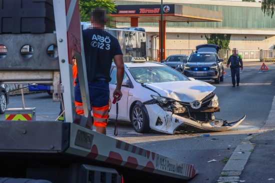 Vier Verletzte bei Kreuzungscrash zwischen PKW und Taxi in Wels-Pernau