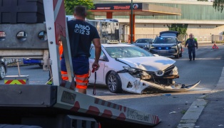 Vier Verletzte bei Kreuzungscrash zwischen PKW und Taxi in Wels-Pernau