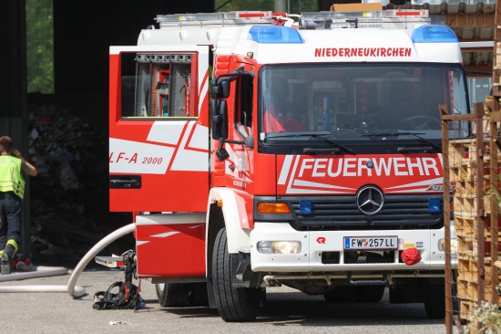 Brandereignis: Feuerwehr, Rettung und Polizei bei Unternehmen in Niederneukirchen im Einsatz