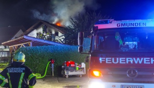 Brand eines Einfamilienhauses in Gschwandt sorgte f�r gr��eren n�chtlichen Einsatz