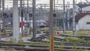 Brand eines Begleitwaggons der Rollenden Landstra�e in Wels-Neustadt f�hrte zu gr��erem Einsatz