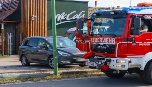 Menschenrettung: Einsatzkr�fte zur Rettung eines Kleinkindes aus PKW in Wels-Schafwiesen alarmiert