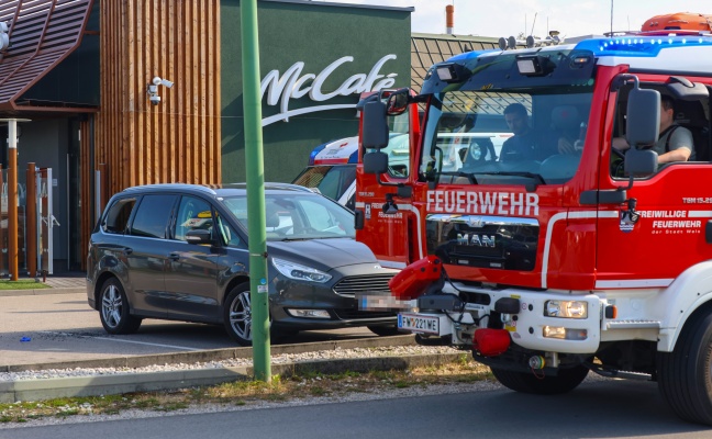 Menschenrettung: Einsatzkr�fte zur Rettung eines Kleinkindes aus PKW in Wels-Schafwiesen alarmiert