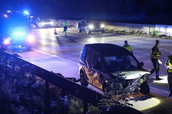 Kleintransporter verunfallt: Aufr�umarbeiten nach Verkehrsunfall auf Westautobahn bei Sipbachzell