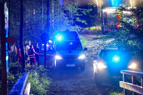 N�chtliche Personenrettung durch Feuerwehr, Rettung und Polizei aus unwegsamem Gel�nde in Ro�leithen