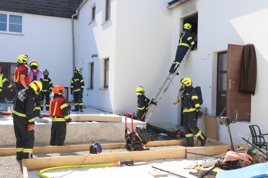 Drei Feuerwehren bei Zimmerbrand in einer Wohnanlage in Wilhering im Einsatz