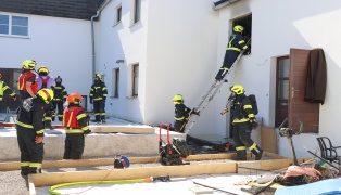 Drei Feuerwehren bei Zimmerbrand in einer Wohnanlage in Wilhering im Einsatz