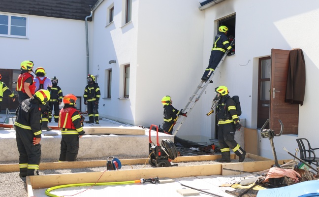 Drei Feuerwehren bei Zimmerbrand in einer Wohnanlage in Wilhering im Einsatz