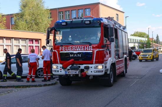 Personenrettung: Einsatzkr�fte befreien in Wels-Vogelweide ein Kind aus einem Auto