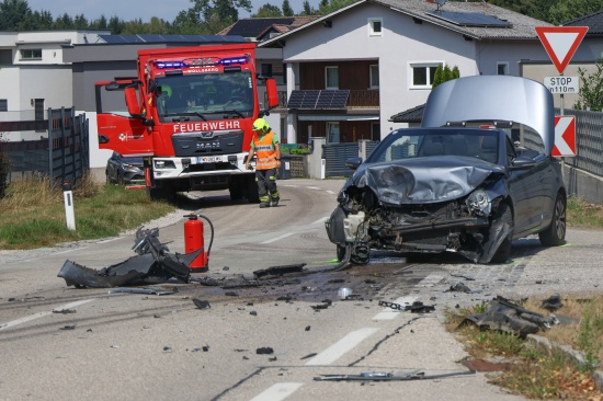 Schwerer Kreuzungscrash zwischen PKW und LKW in Steinerkirchen an der Traun fordert einen Verletzten