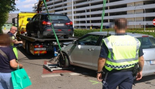 Auto in Seitenlage: Crash zwischen zwei PKW bei Parkplatzausfahrt eines Einkaufszentrums in Pasching