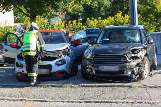 Von Sonne geblendet: Einsatzkr�fte zu Verkehrsunfall im Ortszentrum von Pichl bei Wels gerufen