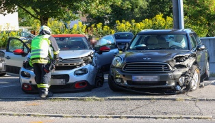 Von Sonne geblendet: Einsatzkr�fte zu Verkehrsunfall im Ortszentrum von Pichl bei Wels gerufen