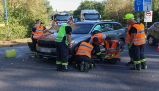 Aufr�umarbeiten nach Kollision zwischen zwei PKW in Wei�kirchen an der Traun