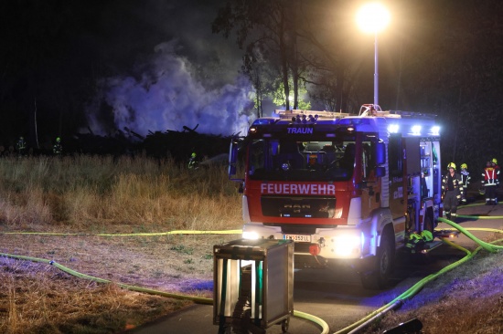 Waldbrand verhindert: Gr��erer Einsatz bei Brand eines gro�en Haufens gelagerter Holzst�mme in Traun