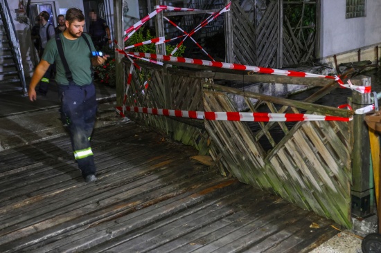 Beide sehr wacklig: Mann in Wels-Innenstadt von desolater Br�cke �ber den M�hlbach gerettet