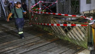 Beide sehr wacklig: Mann in Wels-Innenstadt von desolater Br�cke �ber den M�hlbach gerettet