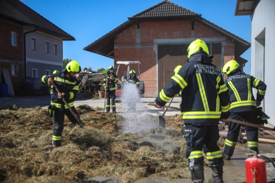 Heuballen brannte: Schnelle Entwarnung nach gemeldetem Brand eines Bauernhofes in Thalheim bei Wels