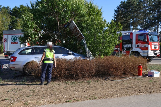 Verkehrszeichen gerammt: Auto bei Unfall in Thalheim bei Wels in einer Verkehrsinsel gelandet