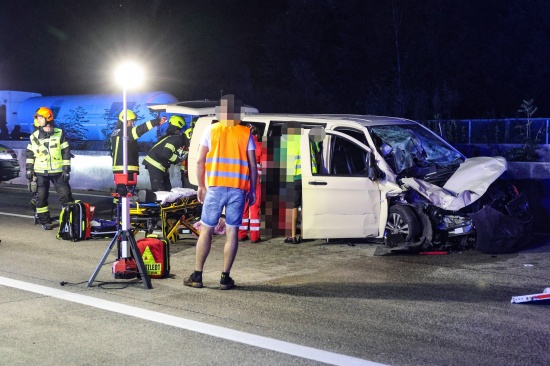 Sieben Verletzte: Kleinbus auf Westautobahn bei Sattledt in Heck eines LKW-Sattelzuges gekracht