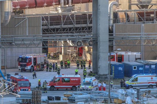 Sieben Feuerwehren bei Brand bei einer Produktionsanlage eines Unternehmens in Pinsdorf im Einsatz