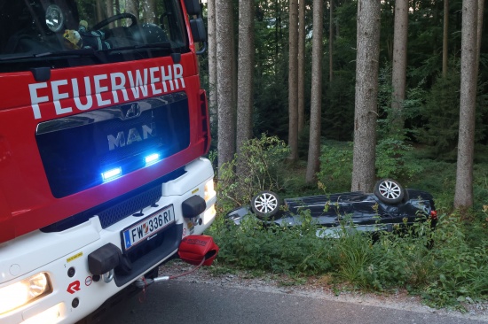Suche nach Lenkerin: �berschlagenes Auto in einer Waldb�schung in Eberschwang entdeckt