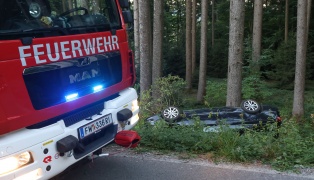Suche nach Lenkerin: �berschlagenes Auto in einer Waldb�schung in Eberschwang entdeckt